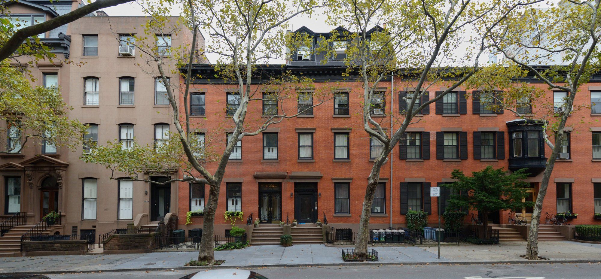 Brooklyn Heights Townhouses, a Wikimedia Commons photograph in Michael Stern's encyclopedia
