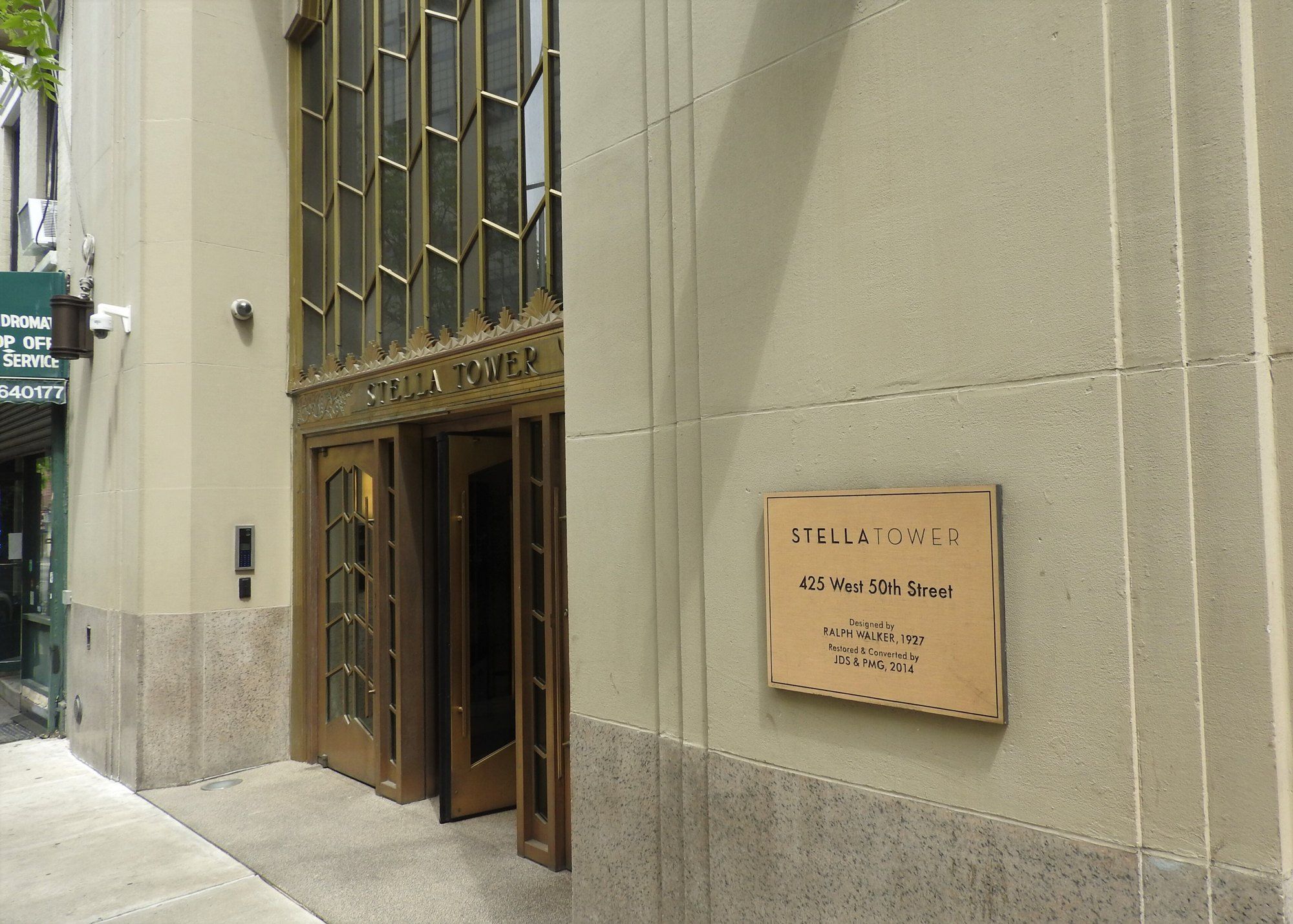 Stella Tower 425 W50 plaque jeh, a Wikimedia Commons photograph in Michael Stern's encyclopedia