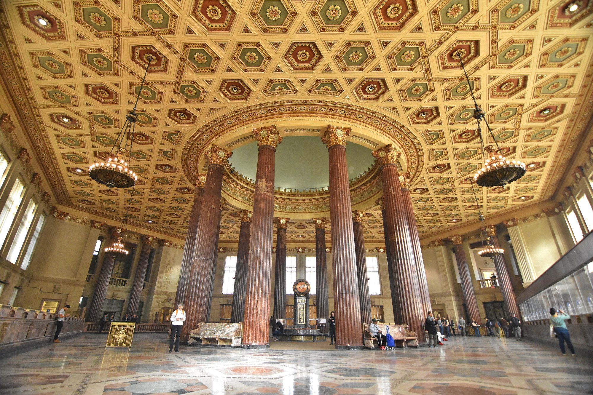 Dime Savings Bank 2, a Wikimedia Commons photograph in Michael Stern's encyclopedia