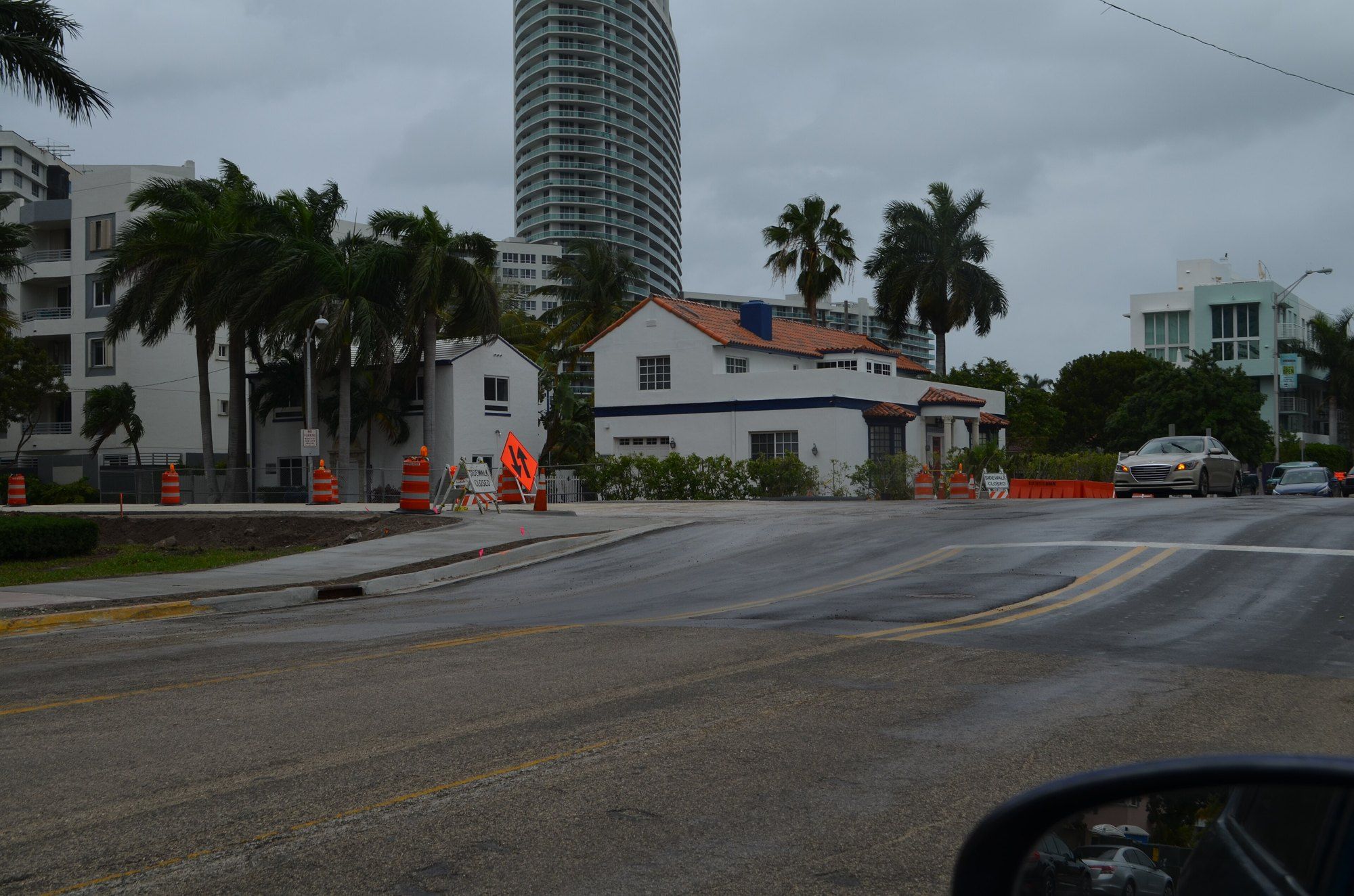 Miami Beach rising above road raising 2015 09, a Wikimedia Commons photograph in Michael Stern's encyclopedia