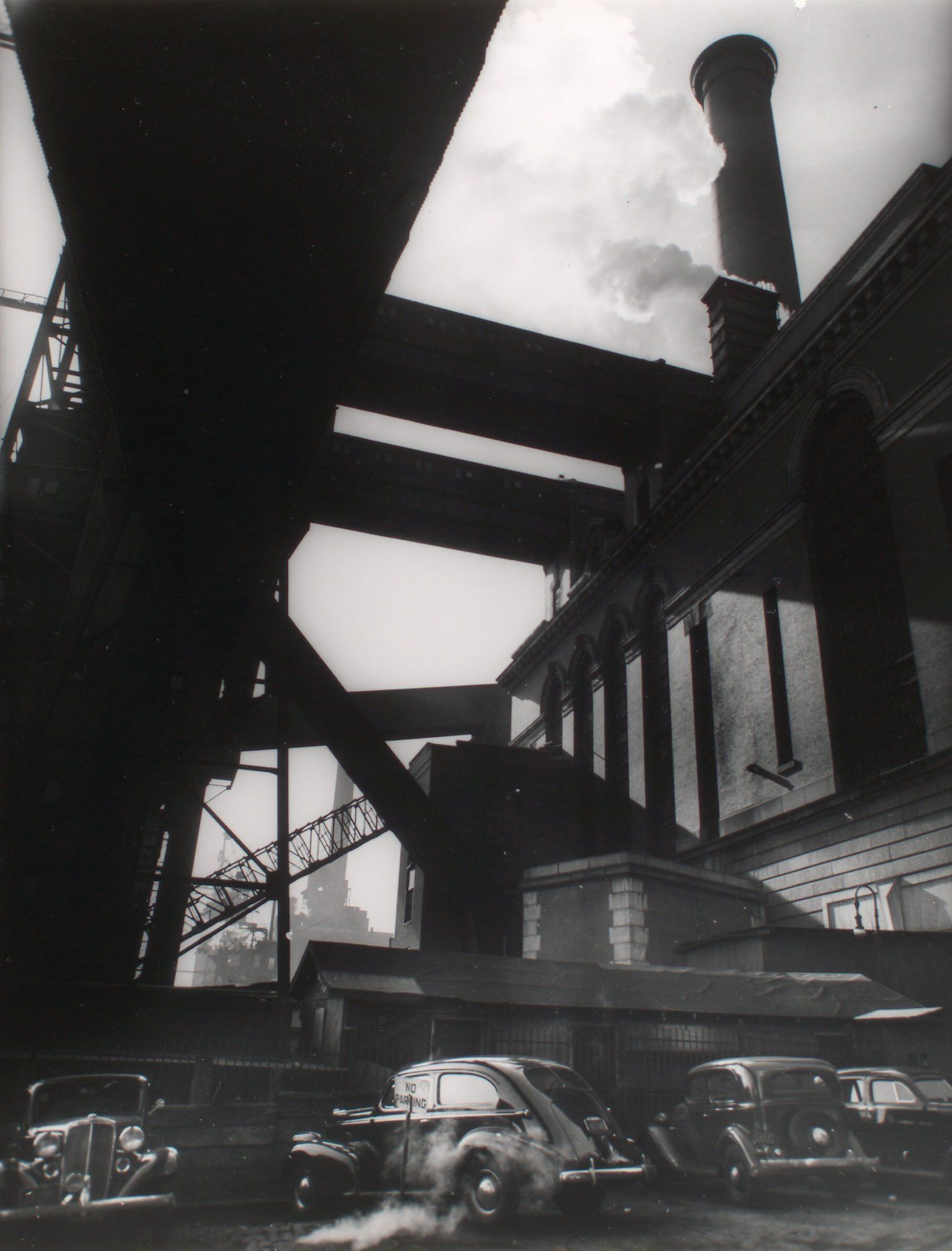 Consolidated Edison powerhouse, 666 1st Avenue, Manhattan, a Wikimedia Commons photograph in Michael Stern's encyclopedia